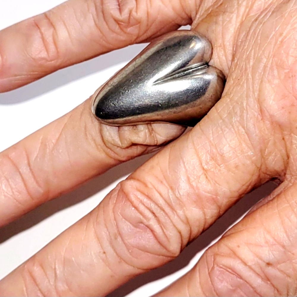 Vintage Pillow 🩶 Heart Ring, Pewter Puffy Elongated Heart, Contemporary 🩶